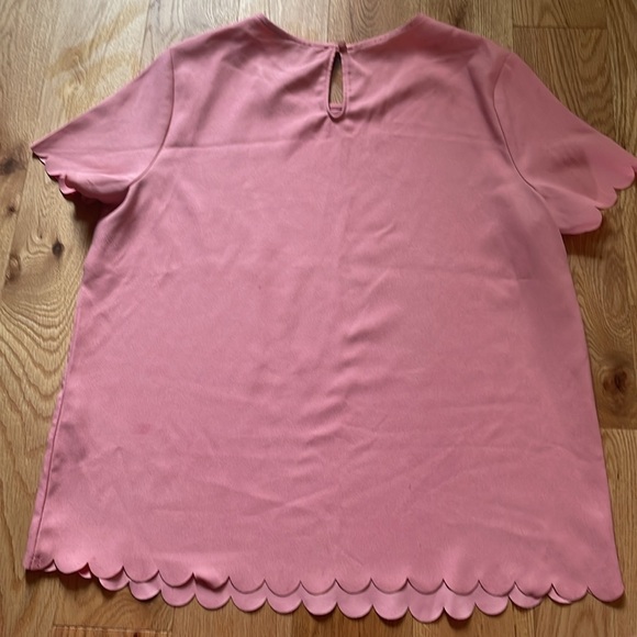 BANANA REPUBLIC || Scalloped Top in bright Guava Size Medium - Picture 6 of 8